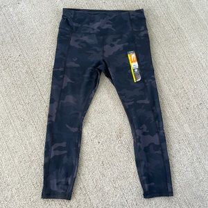 NWT Women's black camo crop leggings size L